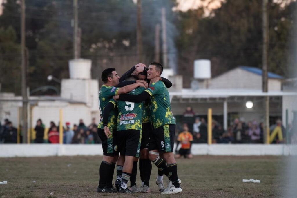 Fomento goleó y se consagró campeón