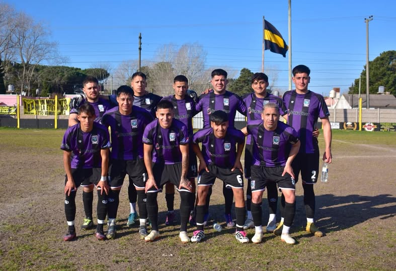 Torneo Clausura 2025: CAJU inicia la defensa del título con victoria 1 a group of men in football uniforms